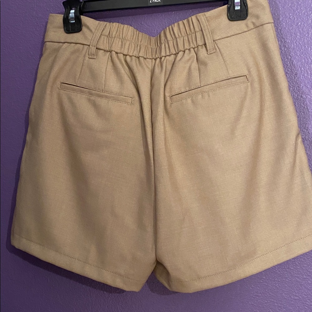 Urban Outfitters Kennedy Khaki Pleated Shorts - Picture 3 of 10